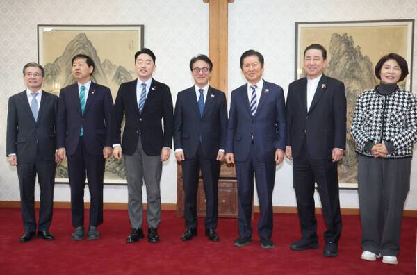 김민석 국무총리가 21일 서울 종로구 삼청동 총리공관에서 열린 고위당정협의회에서 참석자들과 기념촬영하고 있다. 왼쪽부터 김용범 대통령실 정책실장, 구윤철 부총리 겸 기획재정부 장관, 강훈식 대통령 비서실장, 김 총리, 더불어민주당 정청래 대표, 김병기 원내대표, 한정애 정책위의장. 연합뉴스