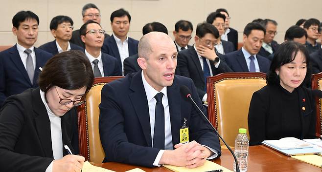 해롤드 로저스 쿠팡 대표가 지난 17일 서울 여의도 국회에서 실시된 국회 과학기술정보방송통신위원회의 ‘쿠팡 침해 사고 관련 청문회’에 출석해 질의에 답하고 있다. 이날 청문회에는 핵심 증인인 김범석 쿠팡 Inc 의장과 박대준 전 대표 등은 출석하지 않았다. [한주형 기자]