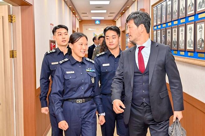 최영진  민관군 합동 특별자문위 사관학교 교육개혁 분과위원장이 지난달 6일 공군사관학교를 방문했다. [국방부]