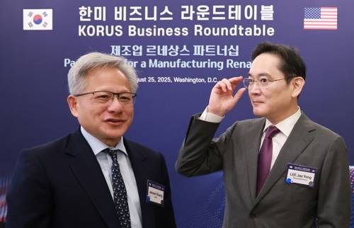 이재용 삼성전자 회장(오른쪽)과 젠슨 황 엔비디아 최고경영자(CEO)가 지난 8월 25일(현지시간) 미국 워싱턴DC 윌라드 호텔에서 열린 한미 비즈니스 라운드 테이블 리셉션에 나란히 자리하고 있다. [사진 = 연합뉴스]