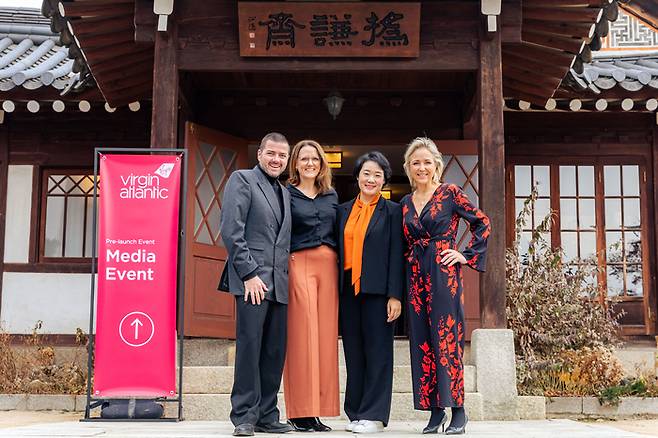 사진 오른 쪽에서 두 번째부터 윤은주 한국지사장, 리에즐 게릭 인터내셔널 부문 총괄 / 사진 = 버진 애틀랜틱