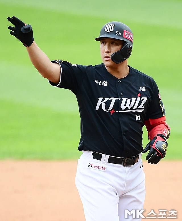 2024년 10월 6일 오후 서울 잠실구장에서 ‘2024 KBO리그 포스트시즌’ KT 위즈와 LG 트윈스의 준플레이오프 2차전 경기가 열렸다. 2회초 2사 3루에서 KT 황재균이 선제 1타점 적시타를 치고 출루하고 있다. 사진=김영구 기자