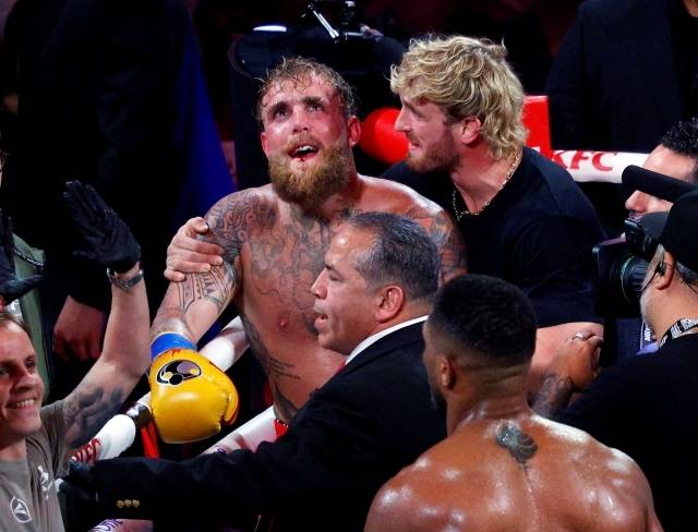 실바는 “나는 폴이 정말 많이 발전했고 또 지금도 아주 잘하고 있다고 생각한다”며 “폴은 정말 훌륭한 경기를 했다. 이날의 큰 반응은 조슈아를 향한 것이지, 폴을 향한 건 아니다. 그러나 사람들은 폴을 존중해야 한다. 만약 폴이 더 크고 또 이번 경기를 위해 더 많은 훈련 시간을 가졌다면 어땠을지 상상해 보자. 정말 많이 발전했다. 존중이 필요하다. 내가 같은 단체에서 뛰고 있다고 해서 하는 말이 아니다. 폴은 그 자체로 존중받아야 한다. 링에 오르는 선수는 매 경기 존중을 받을 자격이 있다”고 전했다. 사진=REUTERS=연합뉴스