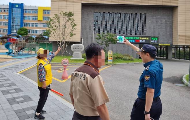 신동욱 서울 관악경찰서 범죄예방대응과장이 지역 주민들과 소통하는 모습. /사진제공=관악경찰서.