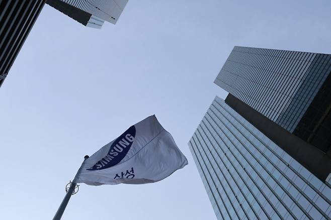 [서울=뉴시스] 권창회 기자 = 30일 서울 삼성전자 서초사옥의 깃발이 펄럭이고 있다.   삼성전자가 30일 연결 기준 매출 86조1000억원, 영업이익 12조2000억원의 올해 3분기 실적을 발표했다. 전사 매출은 전분기 대비 15% 증가하며 역대 최대 분기 매출을 기록했다. .2025.10.30. kch0523@newsis.com /사진=권창회