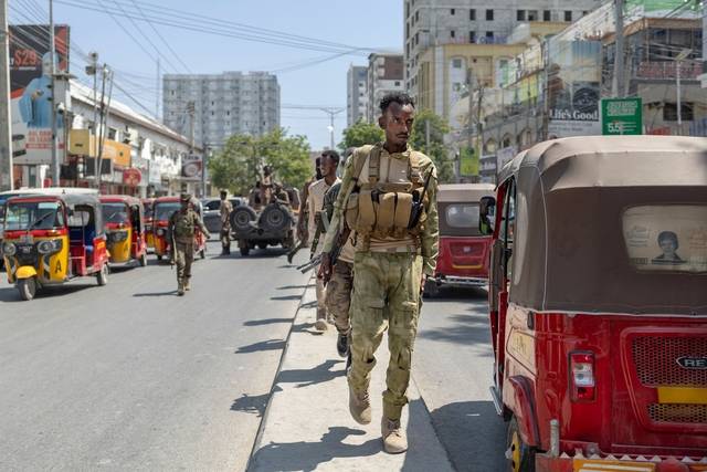 지난달 10일 소말리아 모가디슈의 번화가에서 소말리아 경찰관들이 도로 중앙분리대를 따라 순찰하고 있다. AFP 연합뉴스