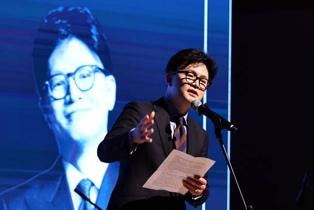 한동훈 전 국민의힘 대표가 21일 경기 고양시 킨텍스 그랜드볼룸에서 열린 토크콘서트에서 인사말을 하고 있다. 뉴시스