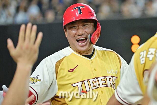 12일 대전 한화생명 볼파크 야구장에서 열린 '2025 신한 SOL뱅크 KBO 올스타' 드림 올스타(삼성·두산·KT·SSG·롯데) - 나눔 올스타(KIA·LG·한화·NC·키움) 경기. 나눔 김태군이 8회말 2사에 솔로포를 친 후 기뻐하고 있다./마이데일리