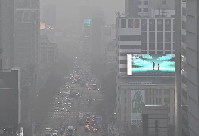 17일 오전 서울 도심 일대가 뿌연 모습을 보이고 있다. 기상청에 따르면 이날 추위는 주춤하겠으나, 국외 미세먼지 유입과 대기 정체의 영향으로 전국 곳곳의 대기질이 나쁠 것으로 예보했다. 임세준 기자