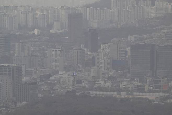 서울 종로구 북악스카이웨이에서 바라본 도심 일대가 미세먼지로 인해 뿌연 모습을 나타내고 있다. 임세준 기자
