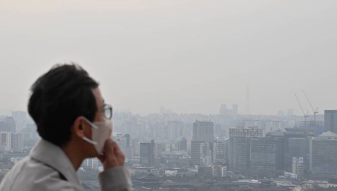 서울 종로구 북악스카이웨이에서 바라본 도심 일대가 미세먼지로 인해 뿌연 모습을 나타내고 있다.  임세준 기자