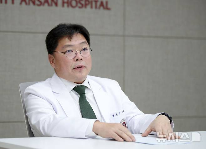 [서울=뉴시스] 서동훈 고려대학교 안산병원 병원장이 지난 16일 뉴시스와 인터뷰하고 있다. (사진= 고려대학교 안산병원 제공)