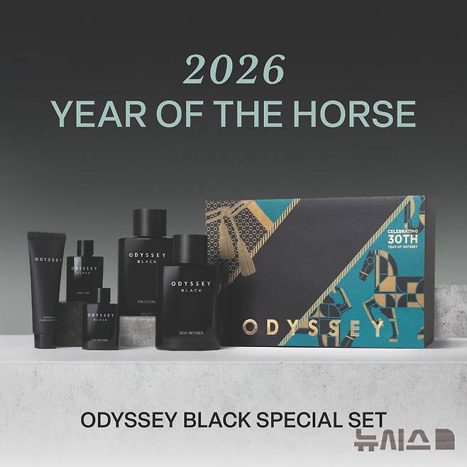 [서울=뉴시스] 아모레퍼시픽 남성 스킨케어 브랜드 '오딧세이(Odyssey)'가 2010년 선보인 블랙 라인 이미지. 블랙 라인은 샌달우드 베이스의 현대적인 스파이시 우디 향이 특징이다. (사진=아모레퍼시픽 제공) 2025.12.19. photo@newsis.com