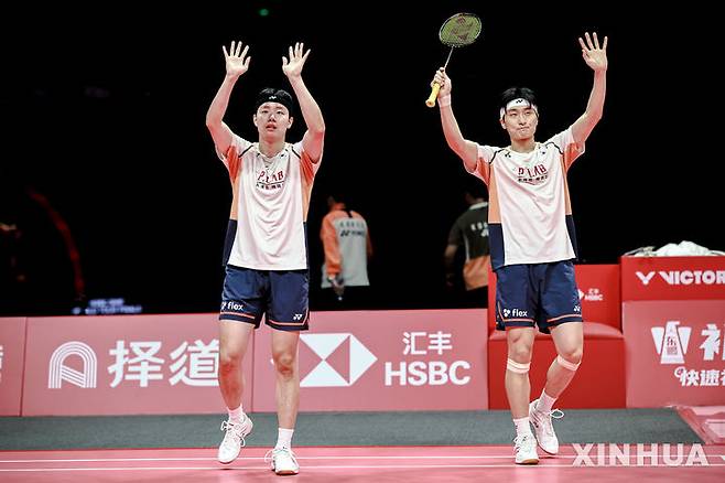 [항저우=신화/뉴시스] 배드민턴 김원호(오른쪽)-서승재, 2025 세계배드민턴연맹(BWF) 월드 투어 파이널스 우승. 2025.12.20.