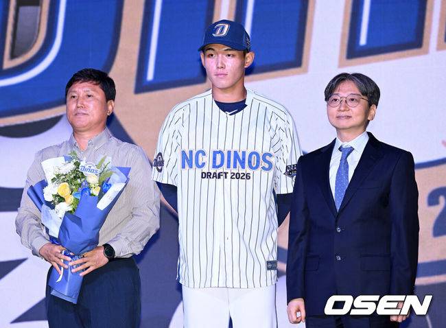 [OSEN=이대선 기자] 17일 오후 7일 오후 서울 롯데호텔 월드에서 ‘2026 KBO 신인 드래프트’가 열렸다. NC 다이노스에 1라운드로 지명된 유신고 신재인이 기념촬영을 하고 있다. 2025.09.17 /sunday@osen.co.kr