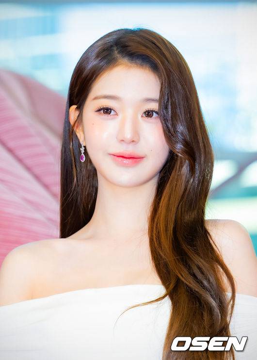 [OSEN=민경훈 기자] 8일 오전 서울 성동구 성수동의 한 매장에서 아이브 장원영이 참석하는 뷰티 디바이스 브랜드 포토행사가 열렸다.이날 브랜드 모델인 아이브(IVE) 장원영이 참석해 자리를 빛냈다.아이브 장원영이 포즈를 취하고 있다. 2025.12.08 /rumi@osen.co.kr