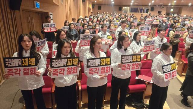 ▲국민의힘 포항남·울릉군 당원협의회 청년 당원들이 자유와 법치, 책임 있는 보수의 미래를 지켜내겠다는 당원 서약문을 낭독하고 있다.ⓒ국민의힘 포항남·울릉군 당원협의회 제공