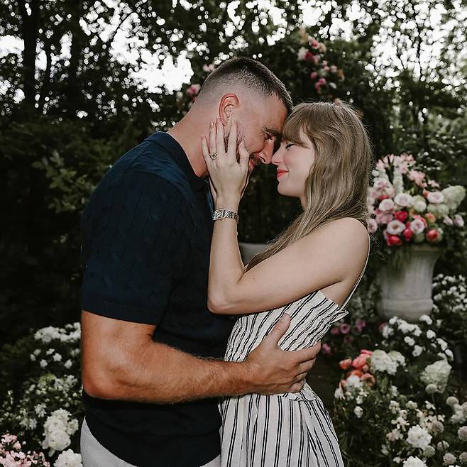 테일러 스위프트가 풋볼 선수 트래비스 켈시와의 약혼 소식을 공개했다. 이 소식에 공감하며 내 친구 일처럼 기뻐하는 것을 ‘패러소셜’이라고 한다.&nbsp; 테일러 스위프트 인스타그램 캡처