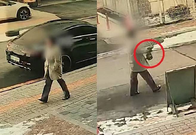 지난 2월10일 오후 1시30분쯤 대전 서구의 한 초등학교 인근 마트에 들러 흉기를 구입한 뒤 검은 봉지에 들고 나오는 명재완의 모습. JTBC 보도화면 캡처