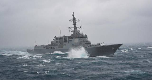 제주 앞바다에서 이지스구축함 정조대왕함이 기동함대의 모항인 해군제주기지를 향해 힘차게 항진하고 있다. 사진 제공=해군