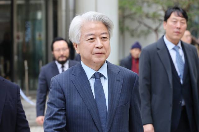불법 정치자금 6000만원을 받은 혐의로 재판에 넘겨진 노웅래 전 더불어민주당 의원이 지난달 26일 서울중앙지법에서 열린 1심 선고에서 무죄를 선고받은 뒤 청사를 나서고 있다. 연합뉴스