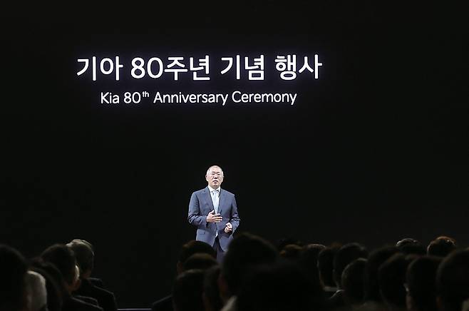 12월5일 정의선 현대차그룹 회장이 경기 용인시 기아 비전스퀘어에서 열린 기아 80주년 기념식에서 발언하고 있다. ⓒ연합뉴스