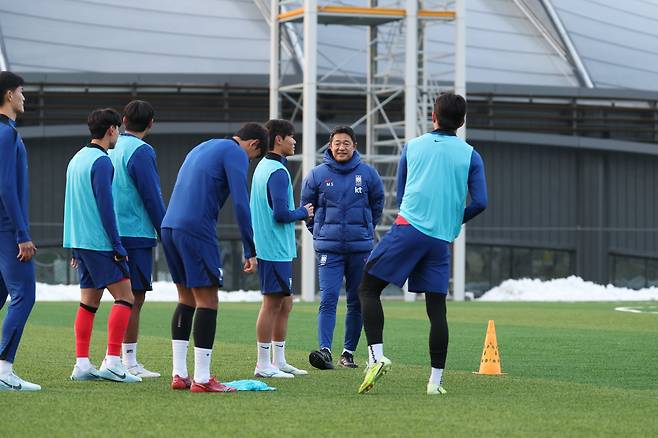 이민성 감독과 U-23 대표팀 선수들이 15일 코리아풋볼파크에서 열린 훈련에서 이야기를 나누고 있다. 사진제공｜대한축구협회