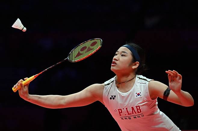 안세영이 21일 중국 항저우 올림픽스포츠센터에서 열린 BWF 월드투어 파이널스 여자 단식 결승전에서 왕즈이의 공격을 받아내고 있다. AFP연합뉴스
