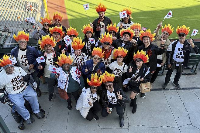 ▲ 태극기를 든 후리건스 ⓒ연합뉴스/AP
