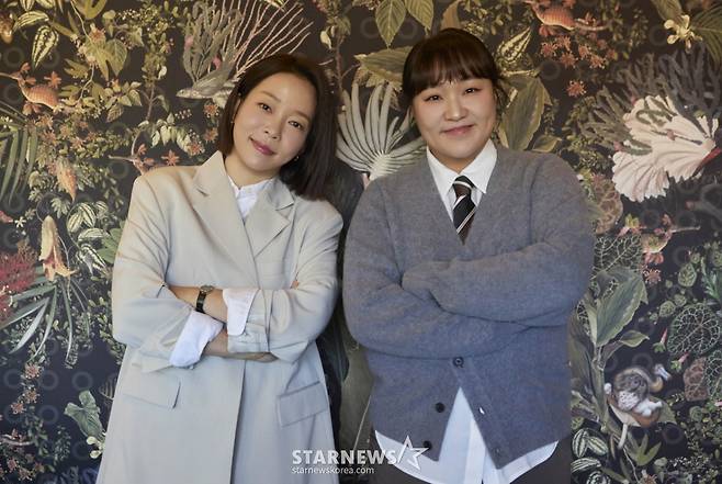 쿠팡플레이 '자매다방' 정이랑, 이수지가 9일 진행된 라운드 인터뷰를 위해 포즈를 취하고 있다. /사진제공=쿠팡플레이 2025.12.09 /사진=이동훈 photoguy@