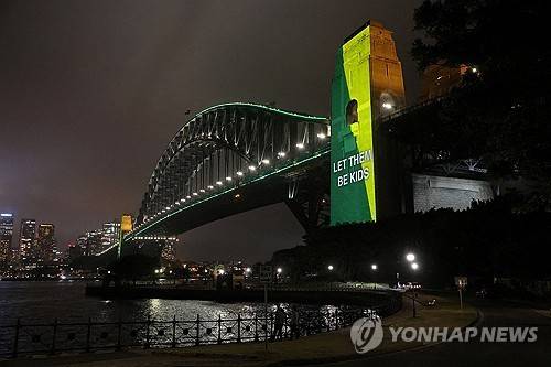 16세 미만 SNS 이용 차단 조치 시행 첫날인 지난 10일 호주 하버브리지 쓰여진 'Let them be kids' 문구
[로이터 연합뉴스 자료사진 재판매 및 DB 금지]