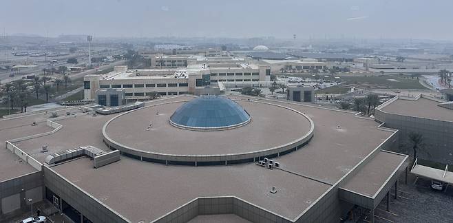 다란에 있는 아람코 캠프 전경 (다란[사우디아라비아]=연합뉴스) 강태우 기자 = 사우디 동부 다란에 위치한 아람코 캠프 전경. 캠프에는 본사를 비롯한 OSPAS 등 핵심시설, 병원, 관사, 커뮤니티 시설이 들어서 있다. 2025.12.16 burning@yna.co.kr