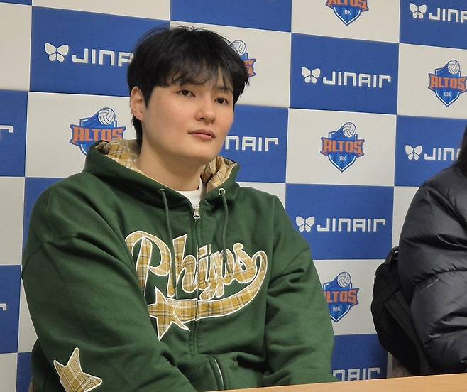 인터뷰하는 김희진 (화성=연합뉴스) 김경윤 기자 = 현대건설 미들블로커 김희진이 21일 경기도 화성종합체육관에서 열린 2025-2026 프로배구 여자부 V리그 IBK기업은행과 방문 경기에서 승리한 뒤 취재진 질문을 듣고 있다. 2025.12.21. cycle@yna.co.kr