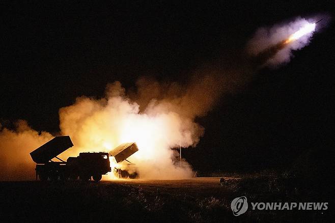 다연장로켓 천무 실사격 (서울=연합뉴스) 육군 1군단이 지난 17일 오후 강원도 고성 일대에서 동해상 표적지(육지에서 17km 이격)를 향해 130mm 로켓탄 천무 실사격을 실시하고 있다. 2024.10.18 [육군 제공. 재판매 및 DB 금지] photo@yna.co.kr