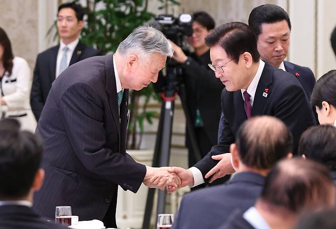 ▲ 이재명 대통령이 22일 청와대 영빈관에서 열린 대한노인회 초청 오찬에서 발언을 마친 뒤 이중근 대한노인회장과 악수하고 있다. /연합뉴스