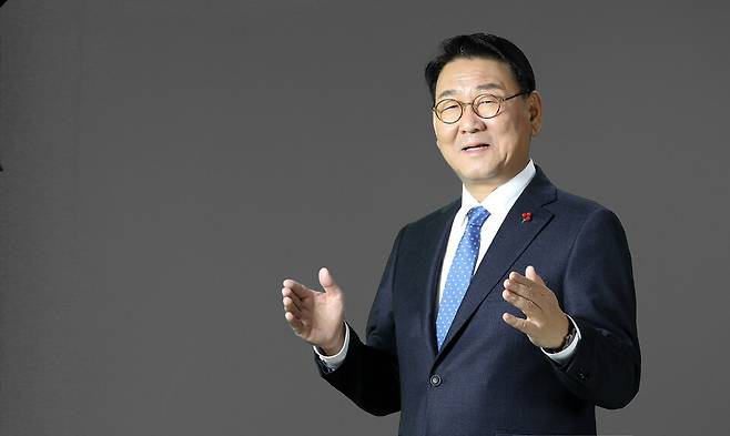 ▲&nbsp;더불어민주당 김교흥(서구갑) 국회의원이 지난 19일 인천일보 사옥에서 진행한 취재진과 인터뷰에서 인천 발전을 위한 고견을 제시하고 있다. /양진수 기자 photosmith@incheonilbo.com