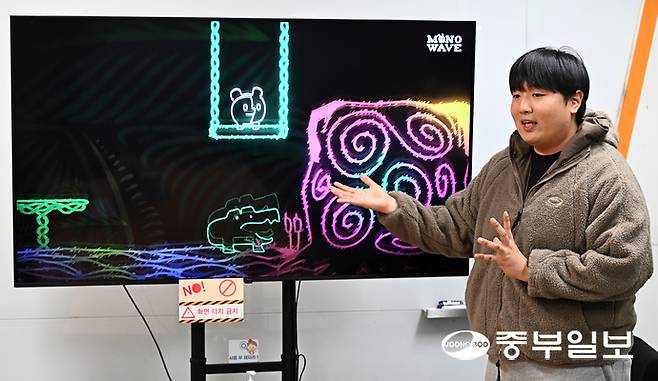 임권영 스튜디오BBB 대표가 게임 '모노웨이브'에 대해 설명하고 있다. 김경민기자