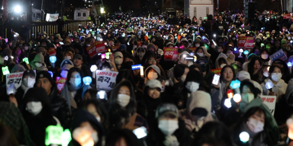 탄핵 촉구 집회에 나선 시민들 2024.12.10 [사진=연합뉴스]