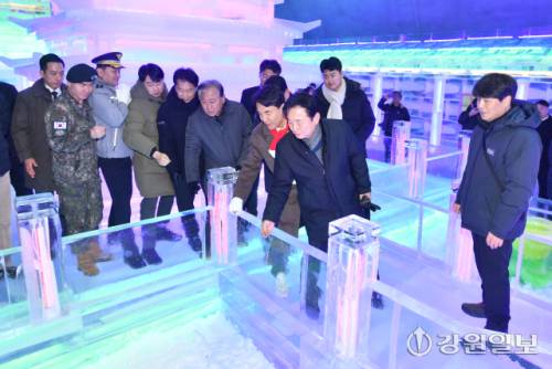 ◇세계 최대 실내얼음조각광장이 지난 20일 김진태 지사, 신경호 교육감, 최문순 군수, 류희상 군의장, 김진호 7사단장, 임승규 15사단 작전부사단장 등이 참석한 가운데 개장했다. 조각광장에서는 세계 유명 건축물 모형과 각종 조형물을 만날 수 있다.