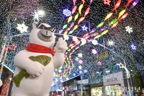 ◇화천의 겨울축제 시즌 개막을 알리는 2026 얼음나라 화천산천어축제 선등거리 점등식이 20 화천읍 중앙로 일대에서 김진태 지사, 신경호 교육감, 최문순 군수, 류희상 군의장, 김진호 7사단장, 임승규 15사단 작전부사단장 등이 참석한 가운데 열렸다. 사진은 불 밝힌 선등거리