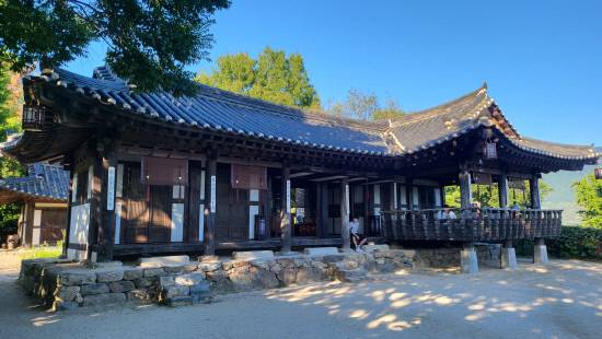 소설 토지의 최치수(최참판)의 공간이었던 사랑채. 방문객들에게 가장 인기가 높은 곳이다.