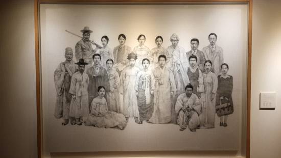 박경리문학관 내부에 전시된 토지 인물 형상도. 6~700여 명에 달하는 수많은 인물 중 서희와 최참판, 윤씨부인 등을 비롯한 주요 등장인물들이 마치 가족사진처럼 그려져 있는 모습이 인상적이다.