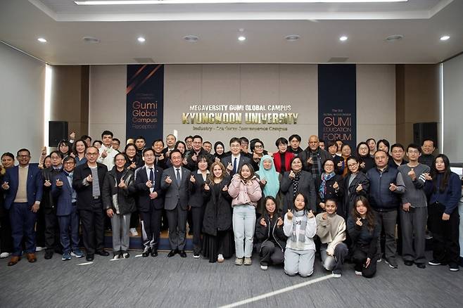 ▲ 경운대학교 RISE총괄사업단이 구미시 신평동 경운대학교 글로벌캠퍼스에서 개최한 'G(경북·구미)-글로벌 파트너십 데이' 행사에 참석한 동남아시아 교육장관기구(SEAMEO)를 비롯해 중국·중앙아시아 등 15개 국가의 교육 리더와 외국인 유학생들이 기념 촬영을 하고 있다.