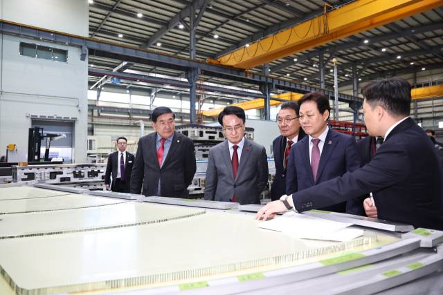 22일 오전 박완수 도지사와 박동식 사천시장이 사천에 있는 우주항공 복합재 전문기업인 송월테크놀로지를 방문해 기업 현황 브리핑을 청취하고 항공산업 경쟁력 강화 방안에 대해 논의하고 있다./경남도/