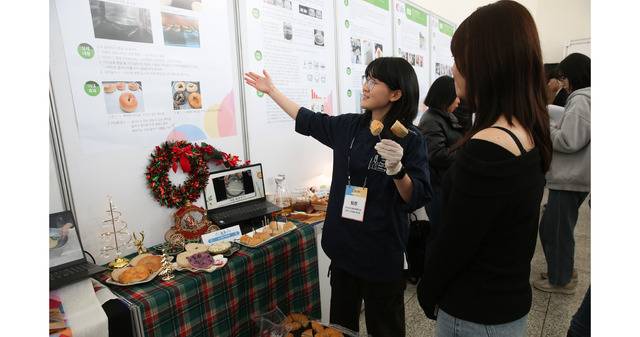 대구가톨릭대 캡스톤디자인 EXPO에서 한 학생이 전공 기반 창의적 프로젝트 성과를 발표하고 있는 모습. 대구가톨릭대 제공