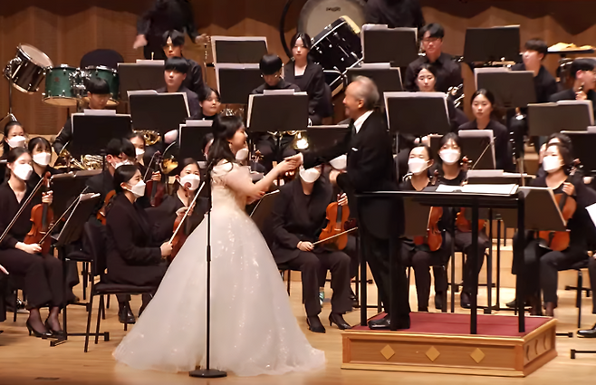 2021년 열린 월드오케스트라시리즈 연주회에서 이슬씨가 지휘자 금난새와 협연을 펼치고 있다. <본인 제공>