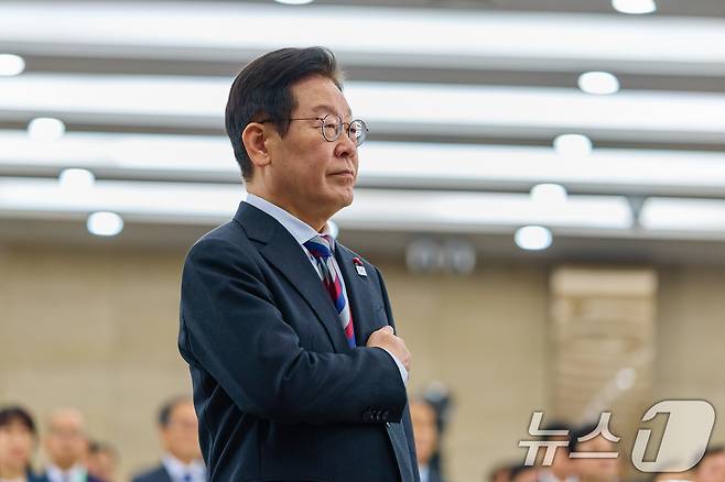 이재명 대통령이 18일 서울 용산구 국방부에서 열린 국방부·국가보훈부 업무보고에서 국민의례를 하고 있다. (대통령실 제공. 재판매 및 DB 금지) 2025.12.18/뉴스1 ⓒ News1 허경 기자