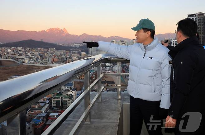 오세훈 서울시장이 22일 오전 서울 성북구 북부간선도로 고가 인근 강북횡단 지하고속도로 사업 현장을 찾아 둘러보고 있다. 2025.12.22/뉴스1 ⓒ News1 김진환 기자