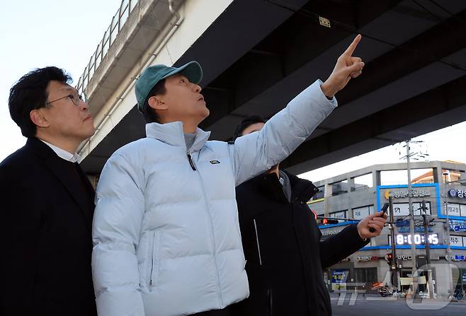 오세훈 서울시장이 22일 오전 서울 성북구 북부간선도로 고가 인근 강북횡단 지하고속도로 사업 현장을 찾아 둘러보고 있다. 2025.12.22/뉴스1 ⓒ News1 김진환 기자