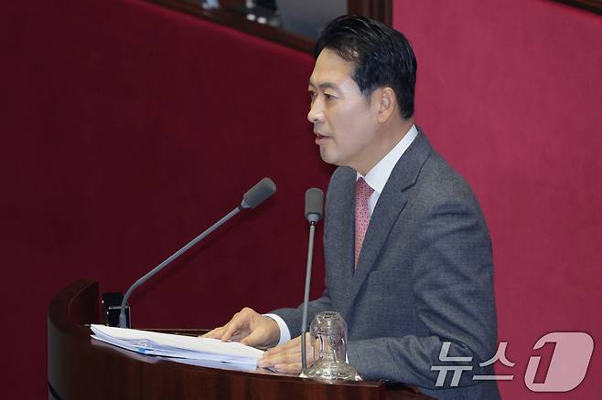 장동혁 국민의힘 대표가 22일 서울 여의도 국회에서 열린 제430회국회(임시회) 제2차 본회의에서 '12·3 윤석열 비상계엄 등에 대한 전담재판부 설치 및 제보자 보호 등에 관한 특별법안(대안)에 대한 수정안'에 대한 무제한 토론(필리버스터)을 하고 있다. 2025.12.22/뉴스1 ⓒ News1 신웅수 기자